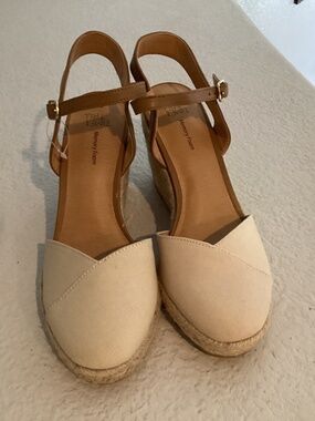Time And Tru Women Enclosed Toe  Wedge Sandals, Size 8 1/2 Color Beige NEW